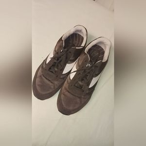 Women's basic tennis shoes